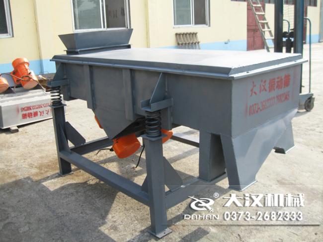 1016型直線振動(dòng)篩的材質(zhì)分為：不銹鋼，碳鋼兩種可以選擇。