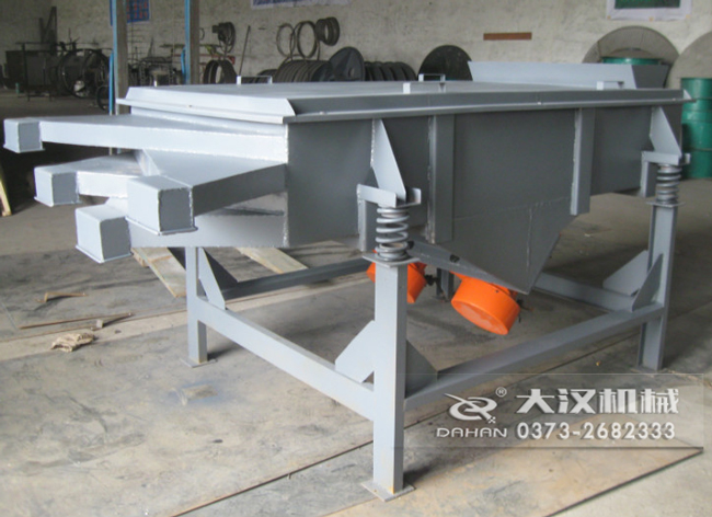  525型直線振動篩采用碳鋼材質(zhì)，有四個出料口可同時篩出5種不同的物料等級。