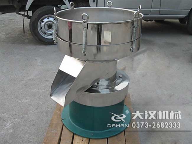 涂料振動篩由：框體，振動斗，出料口，振動電機(jī)底座等部件組成