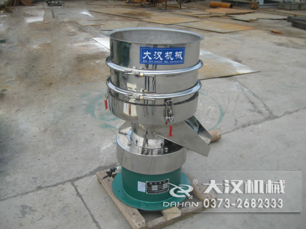 涂料過濾振動篩：利用振動電機(jī)的振動力帶動物料在篩網(wǎng)上進(jìn)行篩分，從而利用篩網(wǎng)孔徑的大小不同，完成涂料的分級，除雜等篩分目的。
