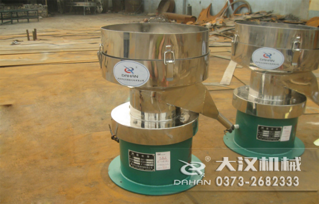 涂料振動篩底部為碳鋼材質(zhì)，上半部分與無聊接觸的為不銹鋼材質(zhì)，這種產(chǎn)品能夠在成本上有所節(jié)約。