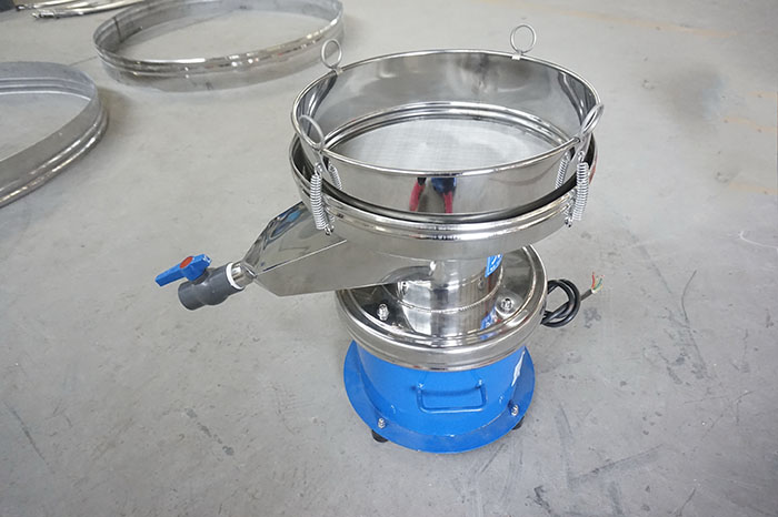 450過(guò)濾篩出料口處加裝閥門裝置，便于控制物料的出料量。