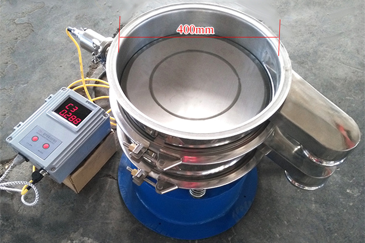 小型振動(dòng)篩采用彈跳球?yàn)榍寰W(wǎng)裝置，清網(wǎng)效果好。