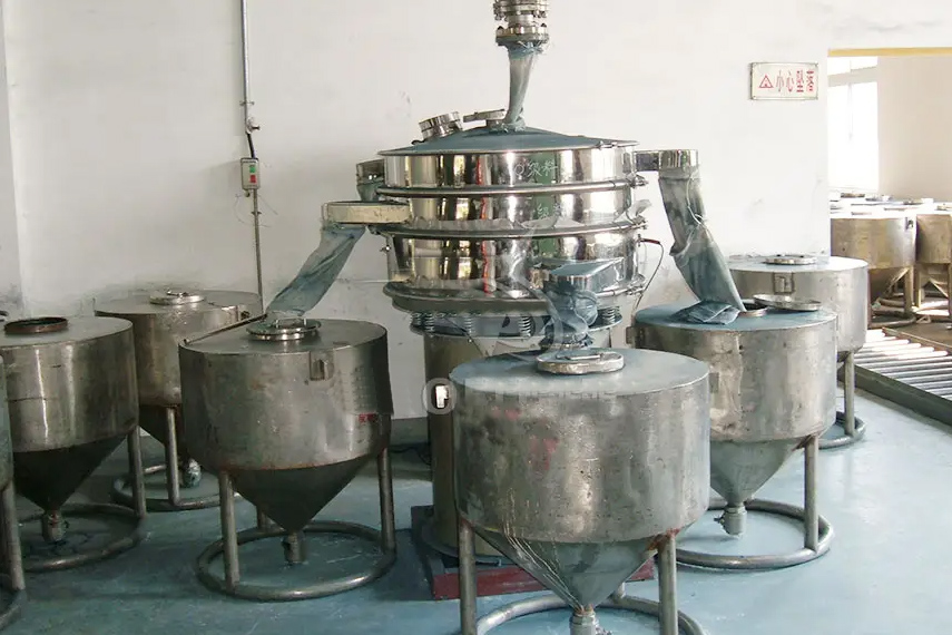 振蕩篩主要特點(diǎn)：換網(wǎng)容易，全封閉模式粉末不飛揚(yáng)，可連續(xù)作業(yè)