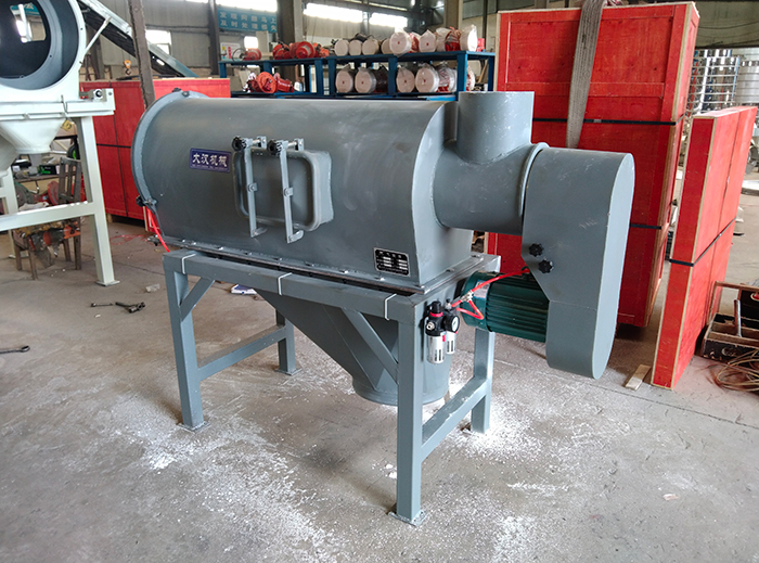 氣流篩采用碳鋼材質(zhì)的外殼，臥式的篩網(wǎng)利用風(fēng)力與物料的離心力對(duì)物料進(jìn)行篩分。產(chǎn)量高，效果好。