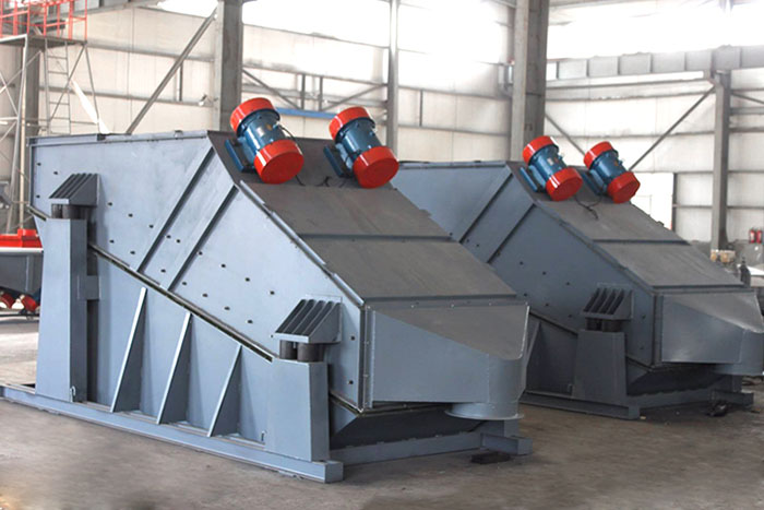 ZSG礦用振動(dòng)篩采用雙電機(jī)振動(dòng)，電機(jī)位置安裝在頂部，便于更好的傳遞振動(dòng)力。