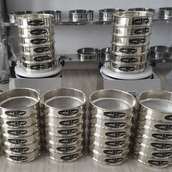 試驗篩采用SUS403不生銹材質(zhì)，篩框壁厚0.6mm經(jīng)久耐用不變形，可耐400°高溫，可用于無機，有機溶液。